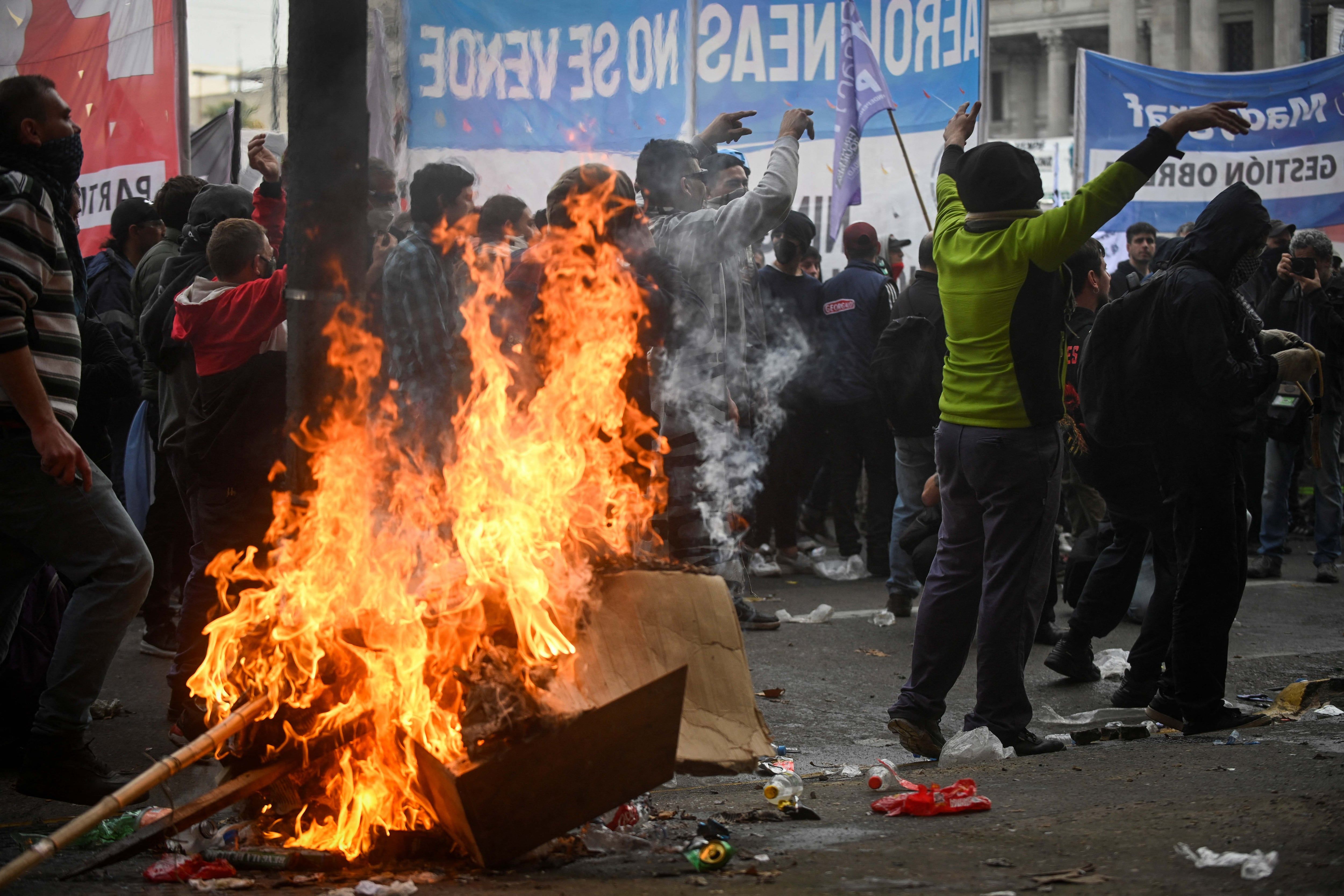 Un fuego arde mientras los manifestantes asisten a una protesta cerca del Congreso Nacional, el día en que los senadores debaten el proyecto de ley de reforma económica del presidente argentino Javier Milei, conocido como Ley Bases. Foto NA: REUTERS/Mariana Nedelcu