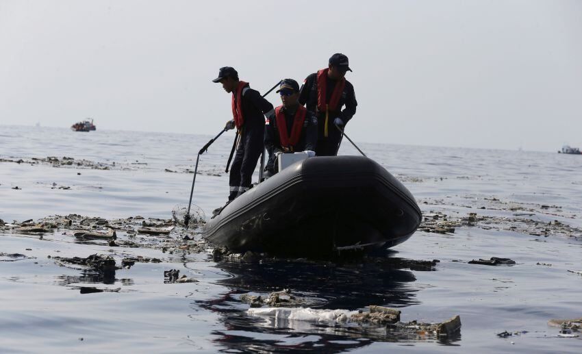      La búsqueda en el mar. Partes y restos del avión de la aerolínea indonesia.    
