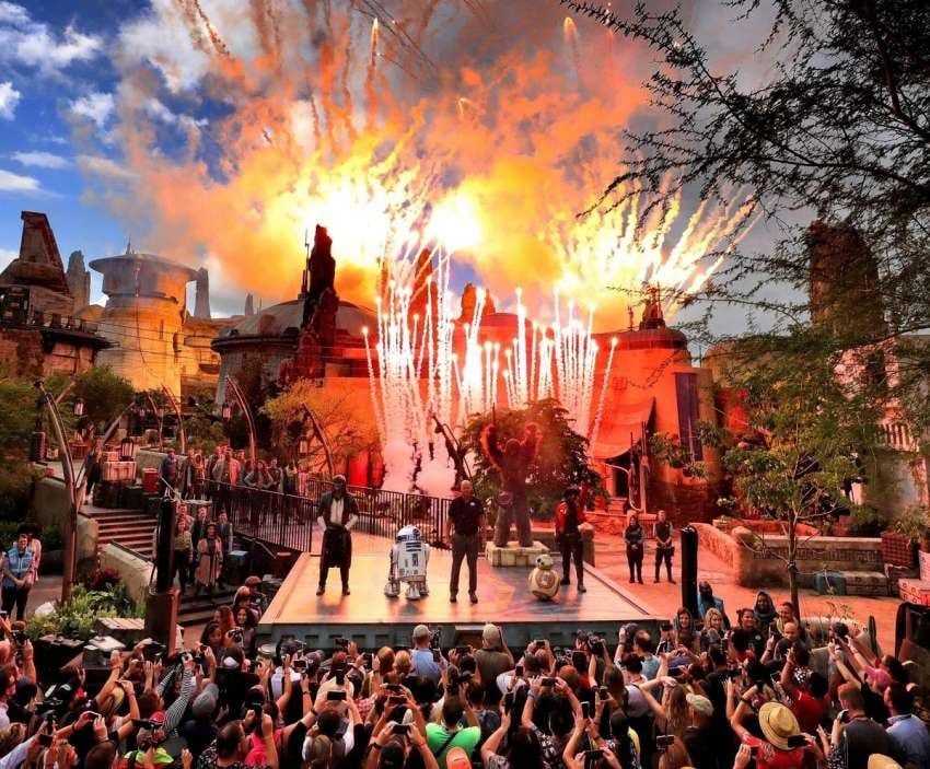 
Galaxys Edge. Fuegos artificiales durante la inauguración del nuevo espacio. | Gentileza
   