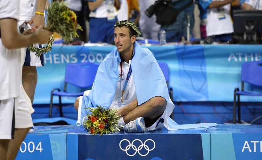 
    Manu y su medalla de oro en el 2004 en Atenas. / LOS ANDES.
   