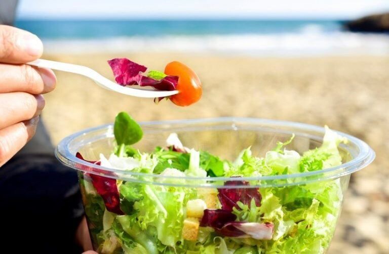 Se recomienda no saltear comidas ni hacer largos ayunos (Clarín)