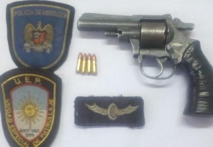 
El revólver secuestrado al cuidacoches. | Prensa Ministerio de Seguridad
   