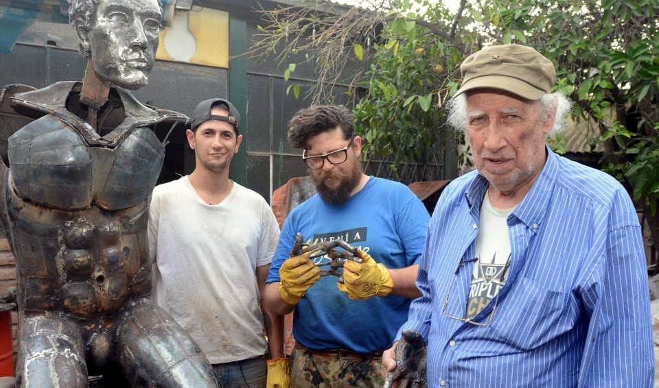 Alfredo Ceverino junto a su hijo Alejandro y su nieto Iván. Foto: Los Andes