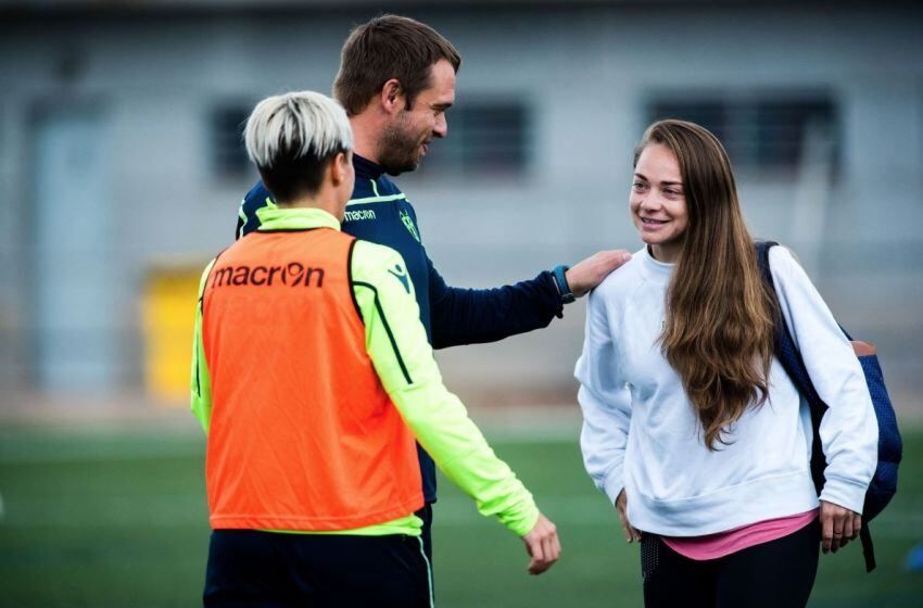 Banini conoce al cuerpo técnico y compañeras.