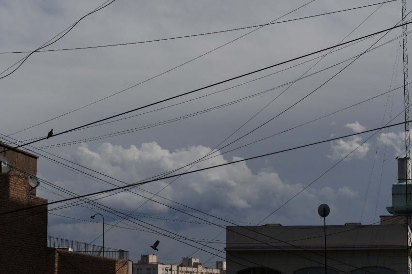 
    Intimidantes nubes cubrían el cielo del Gran Mendoza en la tarde del lunes. / Claudio Gutiérrez
   
