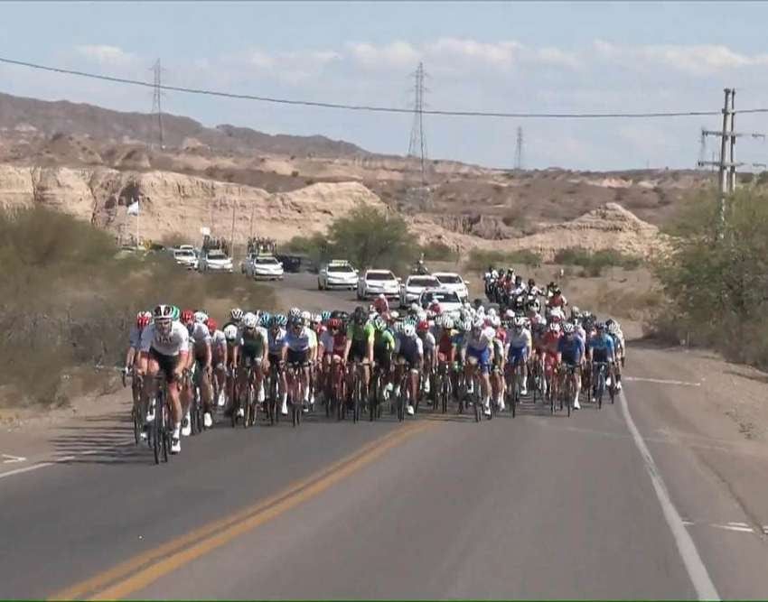 
Hacia Ullum. El pelotón multicolor, en acción rumbo al famoso dique sanjuanino. Barbier seguía demostrando su potencial | Gentileza
   