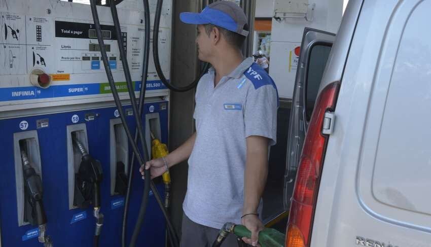 
Cargar combustible será más caro | Orlando Pelichotti / Los Andes
   