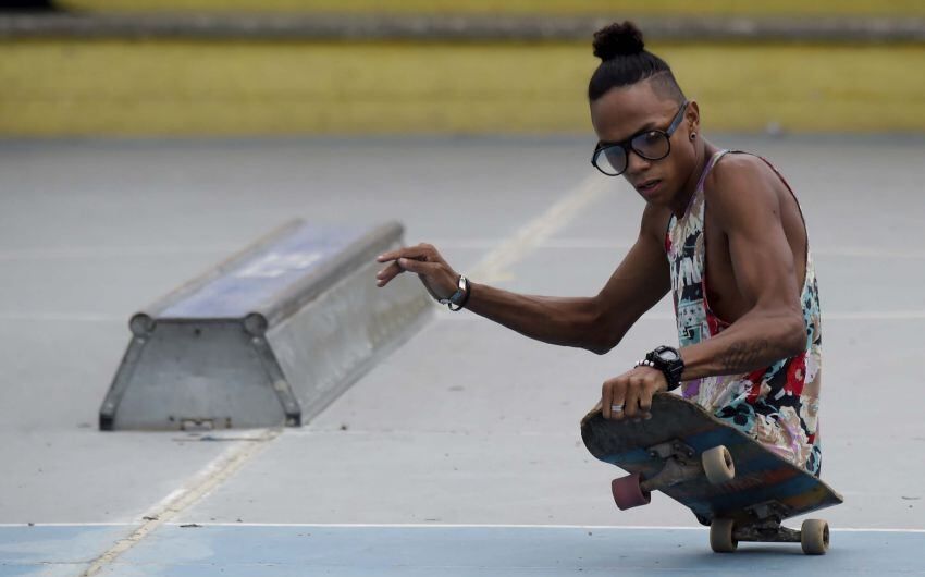 Practica con su patineta en un parque en Barranquilla, Colombia Foto: / AFP / Raul ARBOLEDA