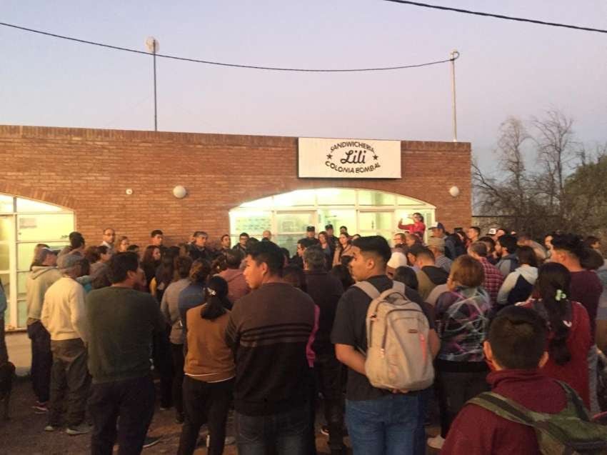      Un comerciante se salvó milagrosamente tras recibir un disparo y desató la bronca de los vecinos. Foto: gentileza.    