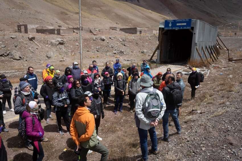 Treking. Además del ingreso al túnel Caracoles, los visitantes caminaron hasta Las Cuevas. | Ignacio Blanco / Los Andes