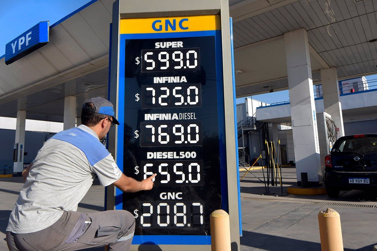 La petrolera estatal YPF siguió el aumento anticipado por Axion y Shell e incrementó también los precios de sus combustibles en las últimas horas del miércoles. Se trata de una suba de entre el 37 y 40%, según el tipo de nafta y gasoil.Foto: Orlando Pelichotti