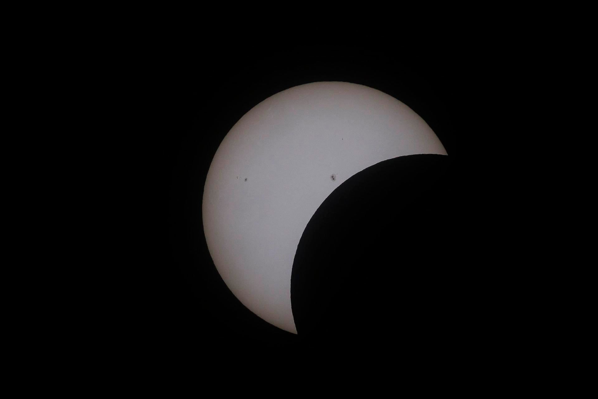 Las imágenes más impactantes del eclipse solar que se apreció en todo su esplendor en Norteamérica. EFE