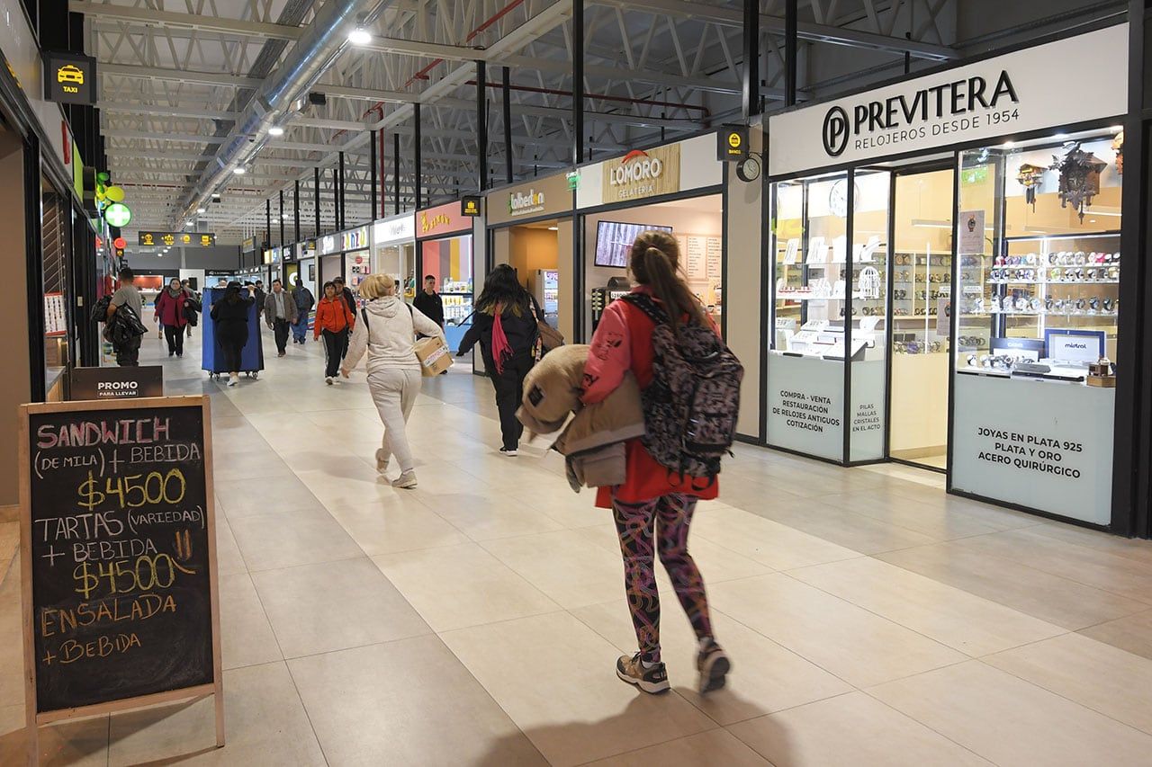 El ala este de la Terminal de ómnibus tiene un centro comercial además de las oficinas de venta de pasajes. Foto: Marcelo Rolland / Los Andes
