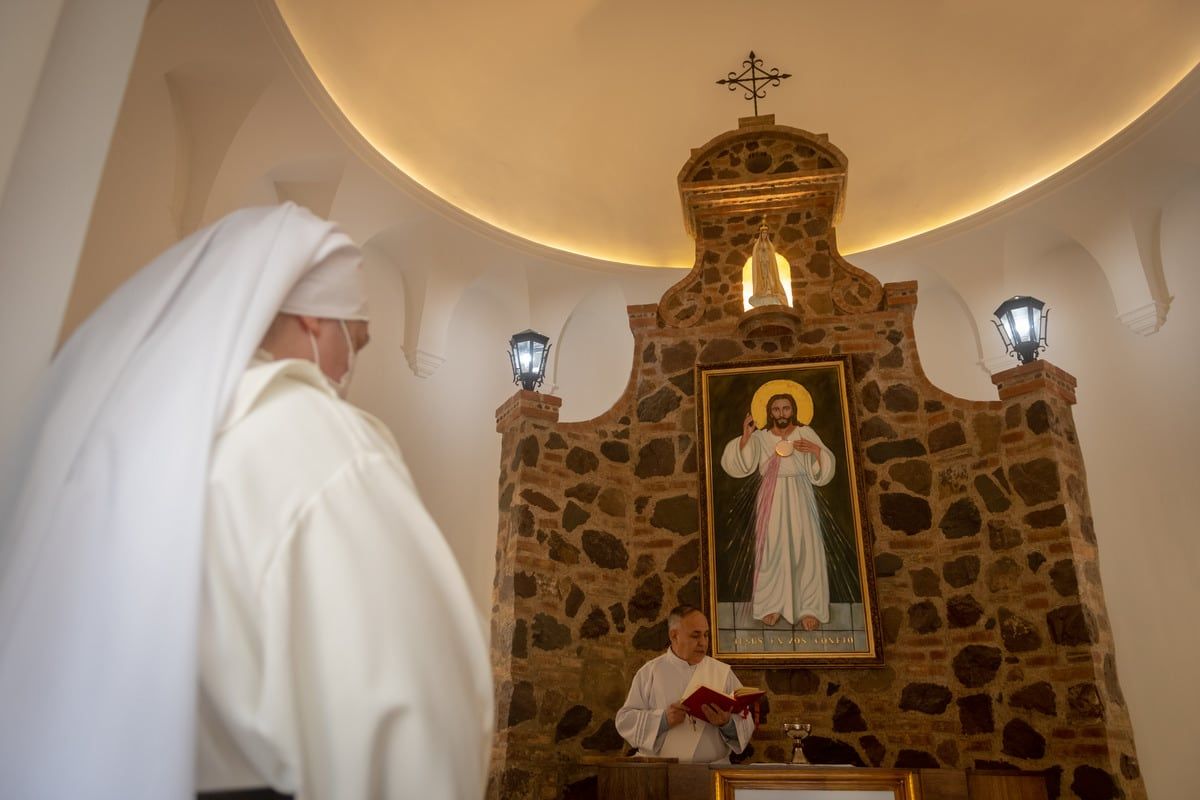 Remodelaron la capilla del Hospital Notti después de muchos meses de estar cerrada. Allí hay un cuadro de Sor Norma, monja que es referente de la Obra de Jesús Misericordioso en Mendoza.

Foto: Ignacio Blanco / Los Andes   