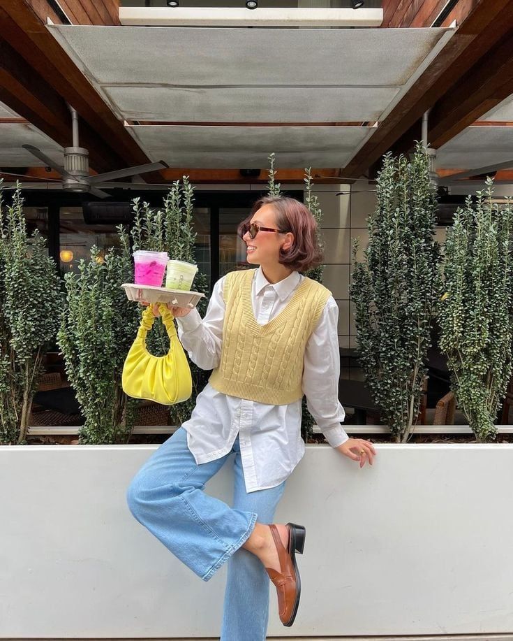 En cuanto a los neutros, el blanco, el negro y en especial el gris son excelente opción para acompañar al butter yellow en un look.