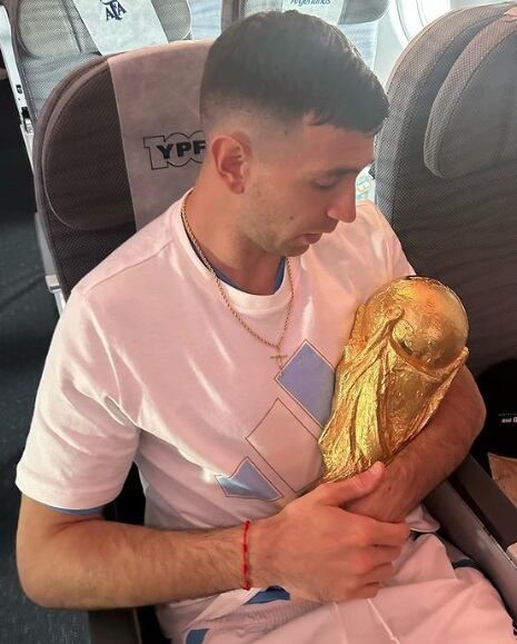 "Dibu" Martínez con la Copa del Mundo, rumbo a Argentina (Instagram)