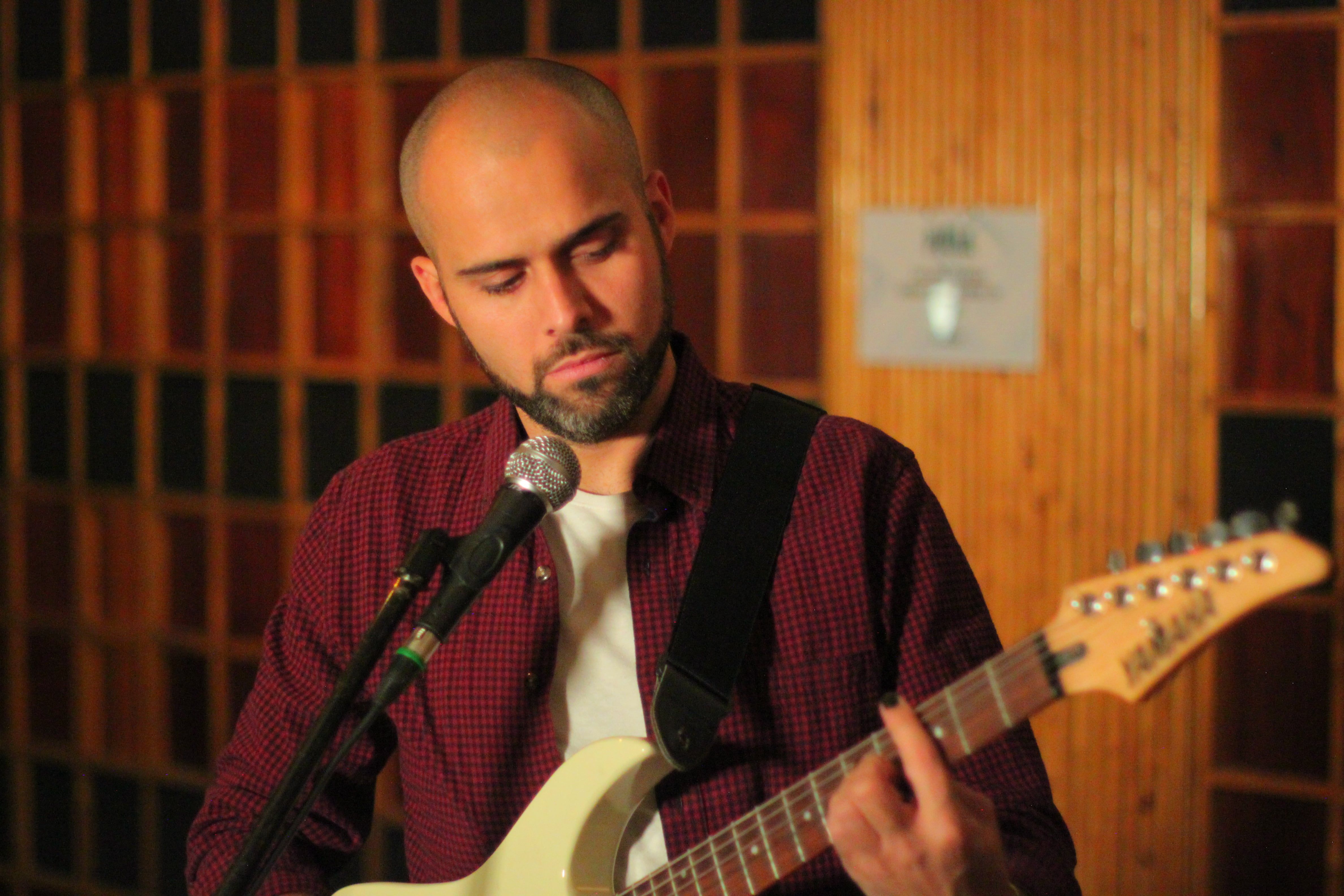 Quique comenzó a incursionar en la música hace más de una década atrás, aunque recién en la pandemia se animó a llevarla a un plano profesional.