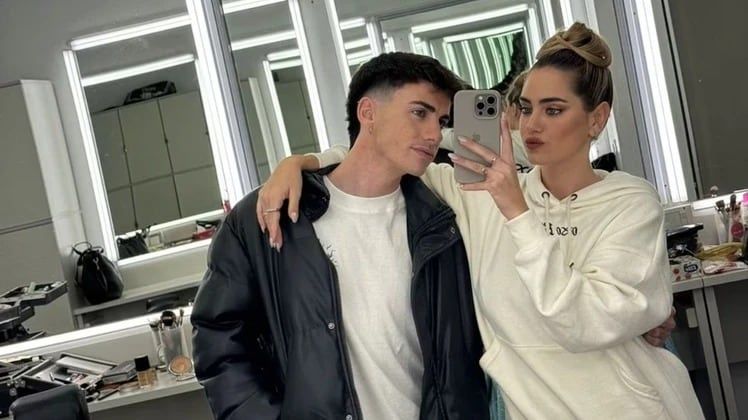 Unos chat afirman que el joven le habría sido infiel a Sabrina.