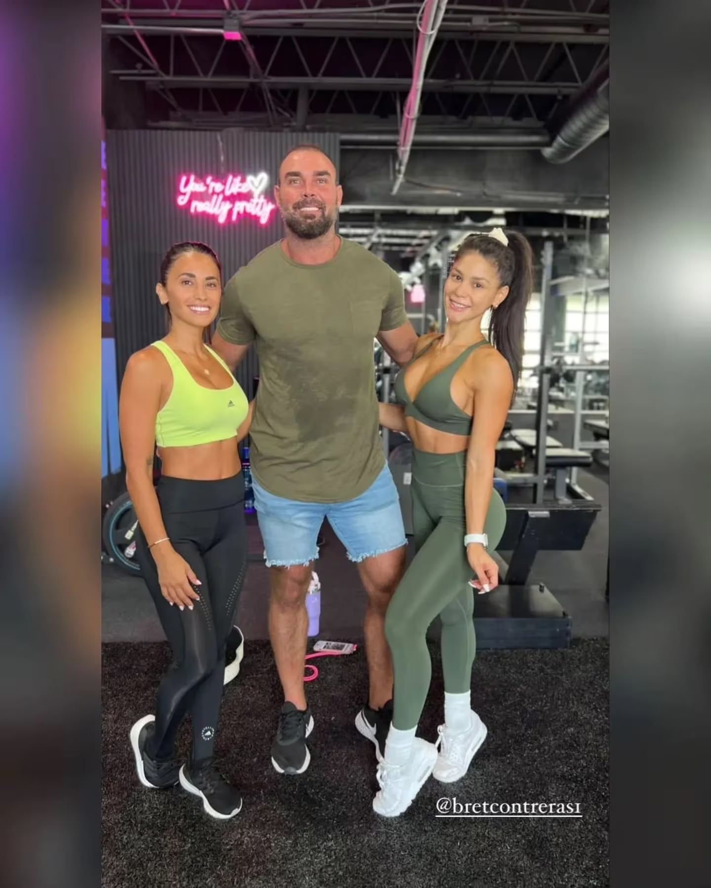 Bret Contreras junto a Antonela