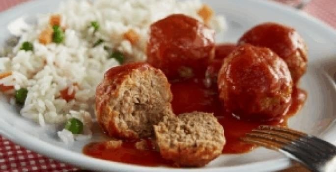 El jugo que surje de la preparación de las albóndigas resulta tan importante como todo lo demás, ya que le da el gusto final.
