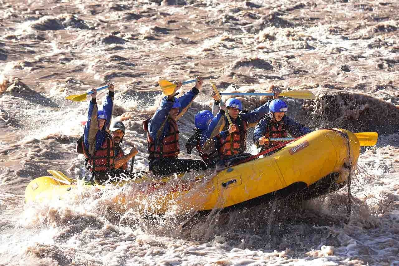 Turismo en alta montaña.
turistas de varias provincias hacen Rafting y tirolesa