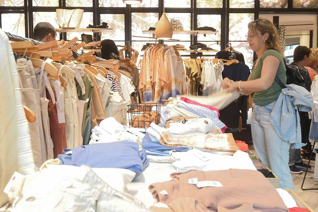Compras del día de la madre en el centro comercial Palmares de Godoy Cruz  Foto: José Gutierrez / Los Andes 