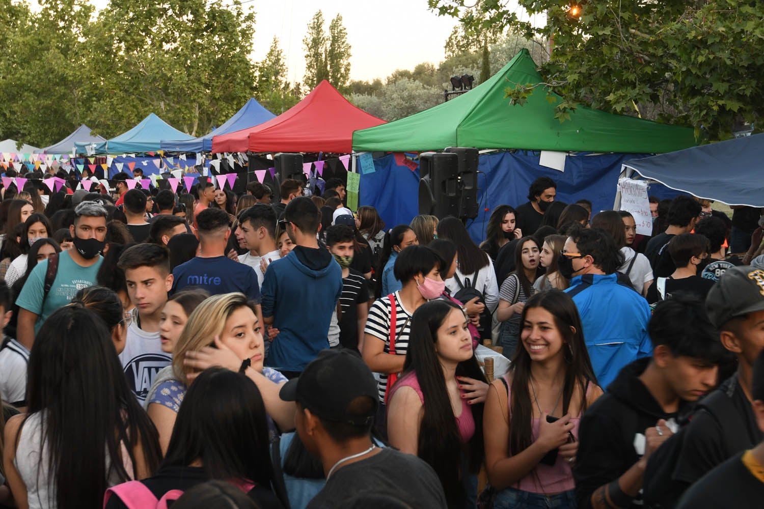 Volvieron los kioscos estudiantiles a Maipú. Los estudiantes de 4to y 5to año de la secundaria tuvieron la oportunidad de realizar nuevamente los tradicionales kioscos con muñecos en el Parque Metropolitano del departamento. Foto Marcelo Rolland / Los Andes
