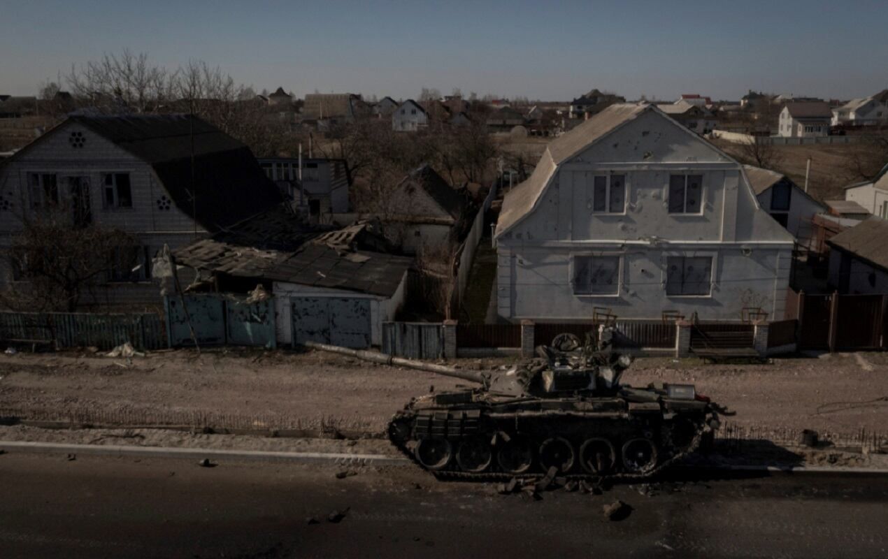 Un tanque destruido después de las batallas entre las fuerzas ucranianas y rusas en una carretera principal cerca de Brovary, al norte de Kiev, Ucrania. (AP)