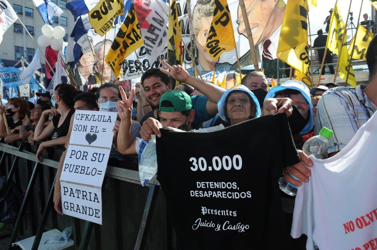 Miles de personas se reúnen en la Plaza de Mayo por el festival “Democracia para siempre”, donde se celebra el Día de la Democracia y los Derechos Humanos. Foto: Clarín