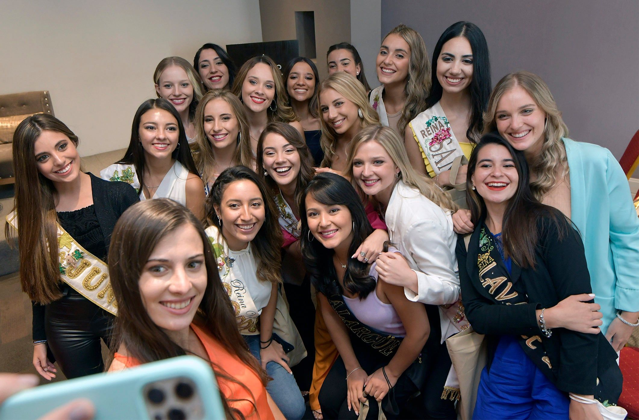28 Febrero 2022 Mendoza Sociedad
Convivencia Real 
Las soberanas departamentales antes de ingresar al hotel céntrico.
Foto: Orlando Pelichotti / Los Andes
