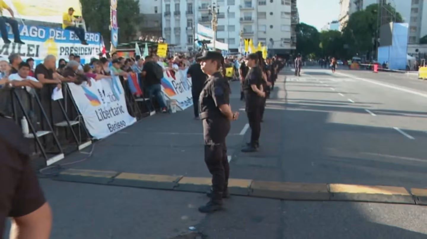 Una mujer sorteó las vallas de seguridad. 