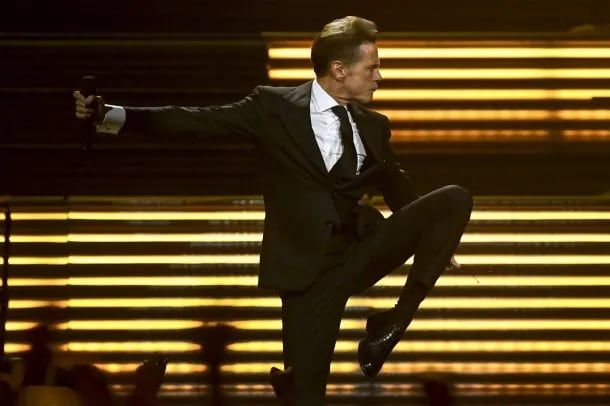 Luis Miguel lleva consigo un dispositivo para medir frecuencias.