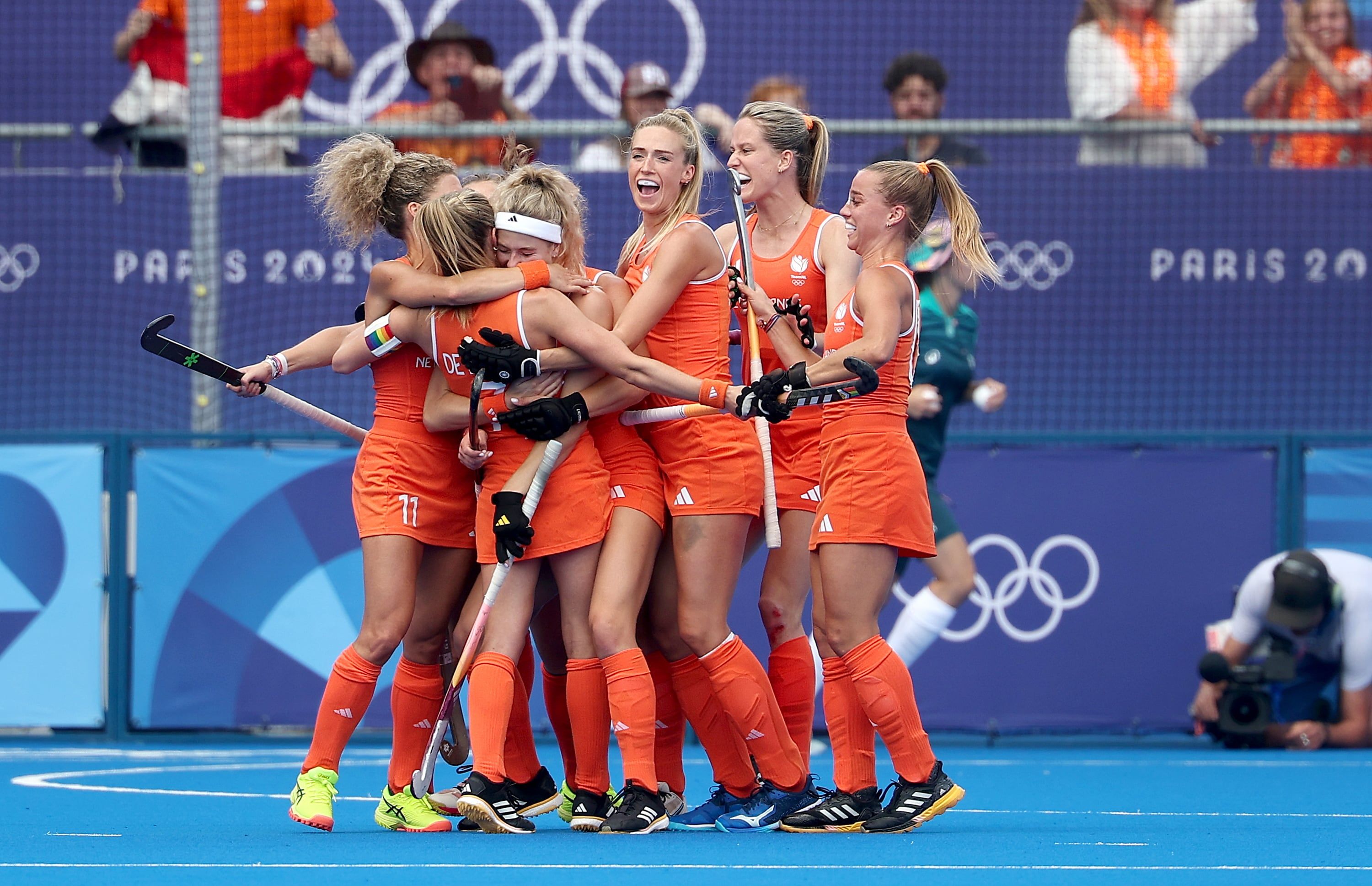 Colombes (France), 07/08/2024.- Players of the Netherlands celebrate after scoring their third goal during the Women semifinal between the Netherlands and Argentina of the Field Hockey competitions in the Paris 2024 Olympic Games, at the Yves-du-Manoir Stadium in Colombes, France, 07 August 2024. (Francia, Países Bajos; Holanda) EFE/EPA/CHRISTOPHE PETIT TESSON