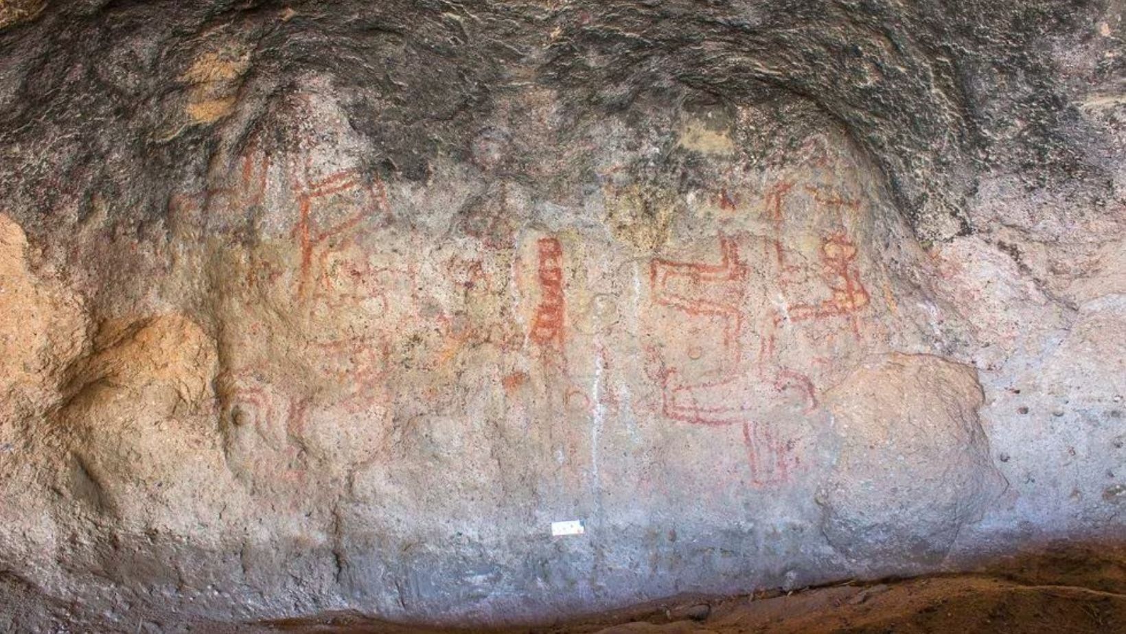 Arte rupestre ancestral en la cueva Huenul