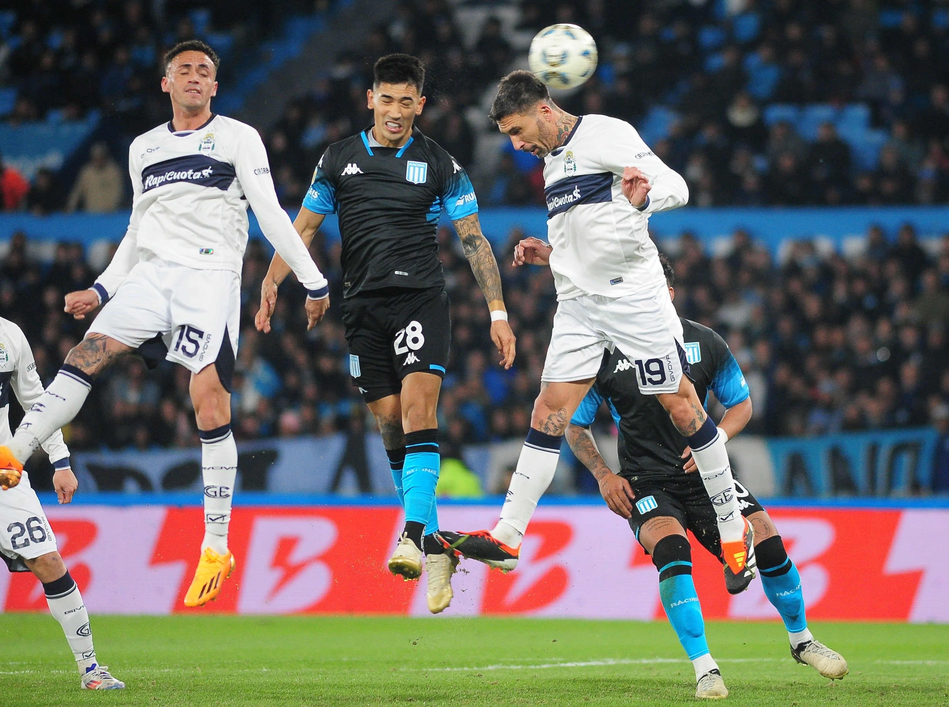 Santiago Solari marcado por Juan Manuel Elordi y Gaston Martirena. Racing Culb de Avellaneda vs Gimnasia y Esgrima de La Plata. Fecha 10 Torneo Liga Profesional. Futbol Argentina. Primera Divisiòn. 9/8/2024 Fotobaires