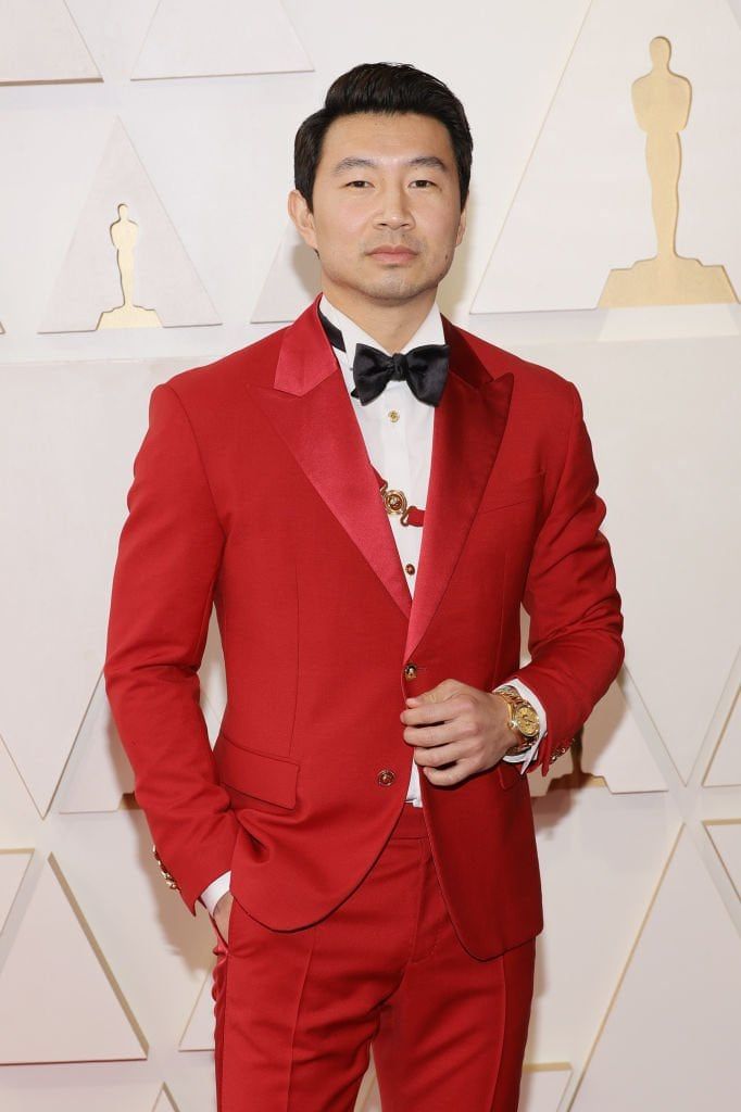 Simi Liu en un rojo muy osado.