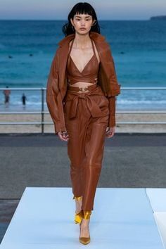 Un total cuero con crop top incluido