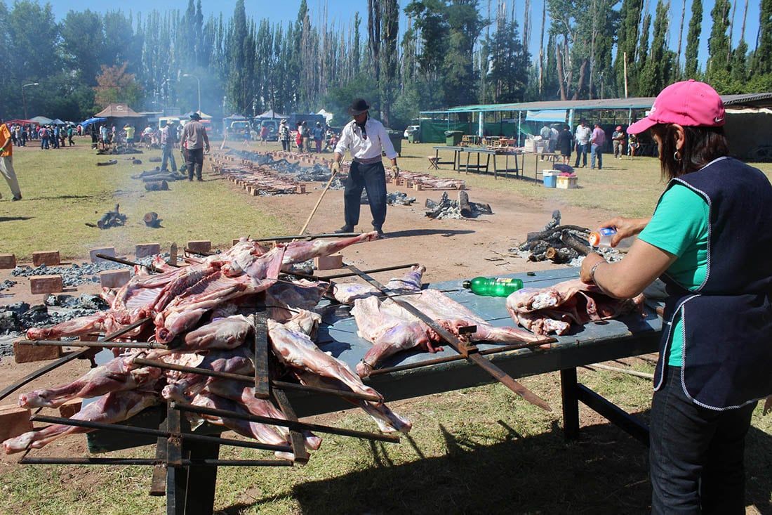 MALARGUE 08 DE ENERO DE 2017 FIESTA DEL CHIVO  SE REALIZO EL TRADICIONAL ASADO DE LOS CHIVOS, EN LA FOTO LA FLIA AVILA PREPARA LOS CHIVOS PARA EL CONCURSO DE CHIVO AL HORNO FOTO: GENTILEDA ADRIANA ARANO