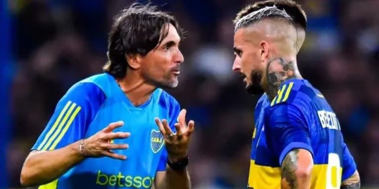 Darío Benedetto junto al DT de Boca, Diego Martínez.