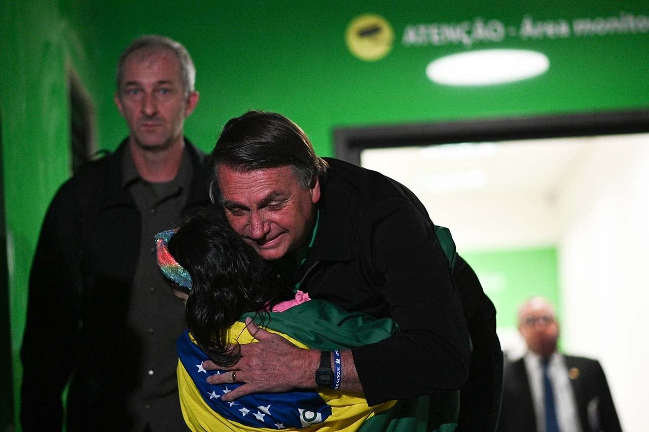 - El expresidente de Brasil, Jair Bolsonaro, saluda una seguidora mientras sale del aeropuerto hoy en Brasilia (Brasil). El exmandatario brasileño Jair Bolsonaro (2019-2022) fue despojado este viernes de sus derechos políticos por la Justicia electoral, que lo declaró culpable de "abusos de poder" durante la campaña que el año pasado llevó a la Presidencia al progresista Luiz Inácio Lula da Silva. EFE/ Andre Borges
