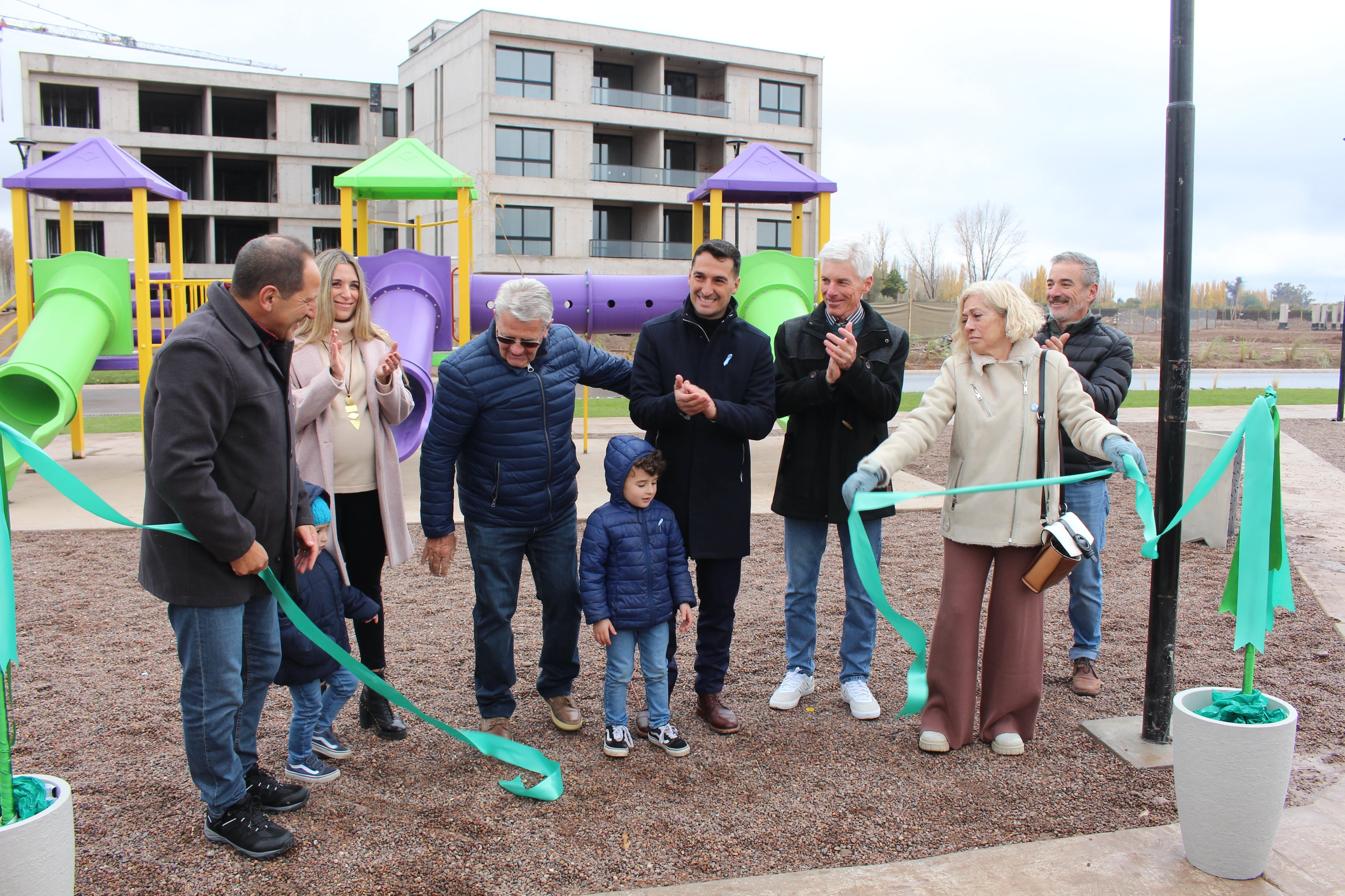 Familia Savina en el corte de listón.
Fotos: Nicolás Guevara