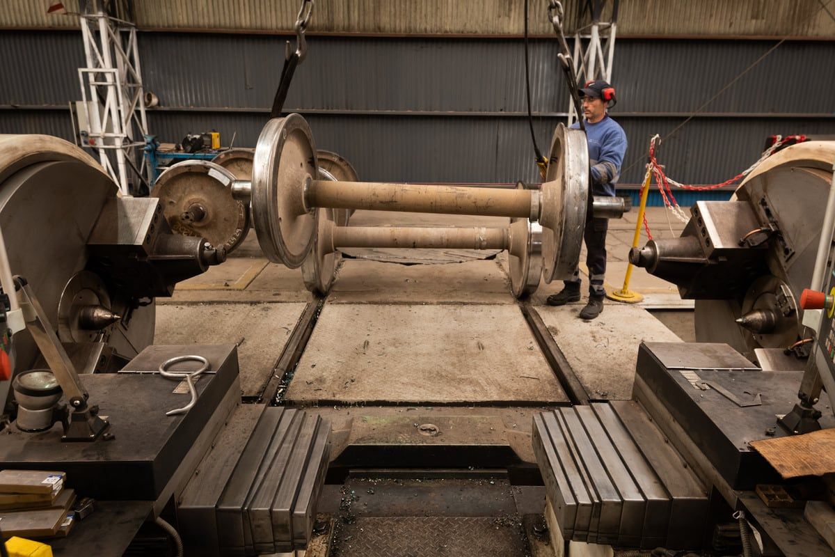 A la espera del regreso del tren de pasajeros, un viaje en el ferrocarril que nunca dejó de andar en Mendoza. Foto: Ignacio Blanco / Los Andes.
