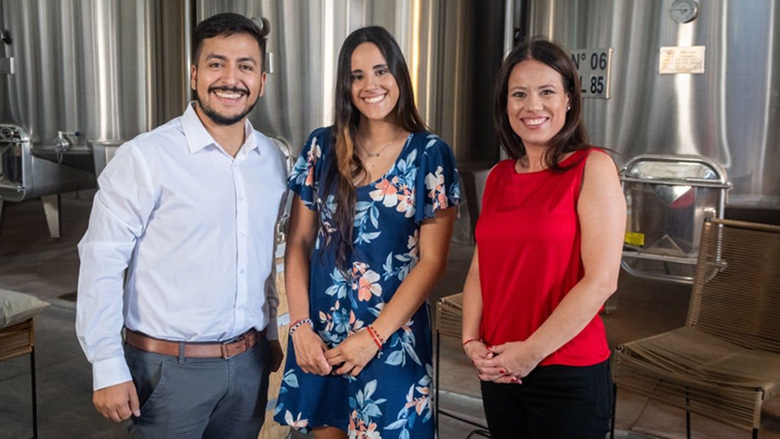 Lucas Ferraro Tornello, contador y docente, Sol Devia y María Laura Hunau, directora ejecutiva de Junior Achievement Cuyo. Foto: Ignacio Blanco / Los Andes