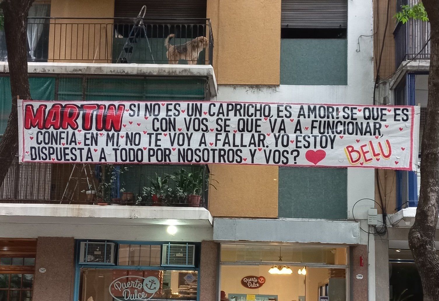 Un pasacalle de una joven enamorada se volvió viral y despertó todo tipo de comentarios.