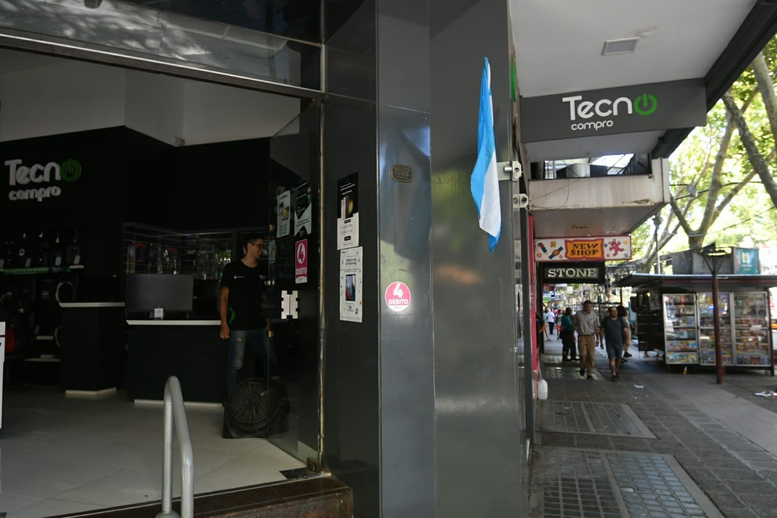 Un apagón masivo en Mendoza y varias provincias debido a un incendio que afectó a torres de alta tensión y provocó cortes de energía eléctrica en la mitad del país. Foto: Marcelo Rolland / Los Andes