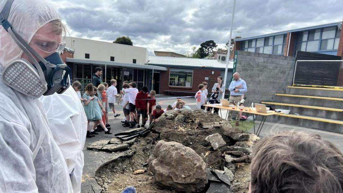 Un colegio simuló el impacto de un meteorito y generó revuelo en las redes sociales.