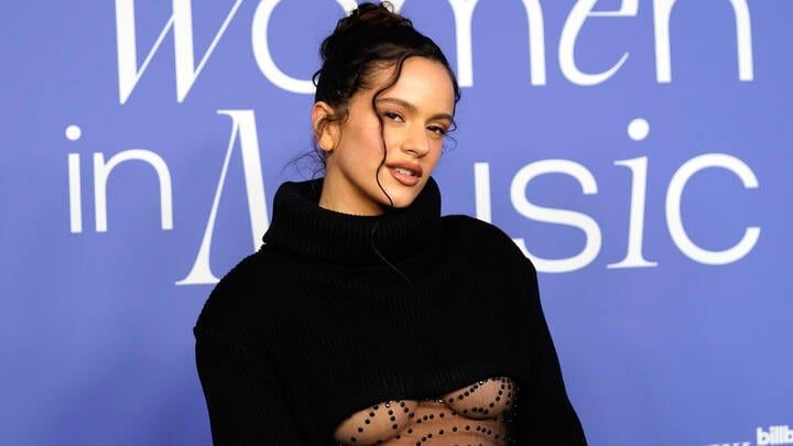 Rosalía lució radiante con un look underboob