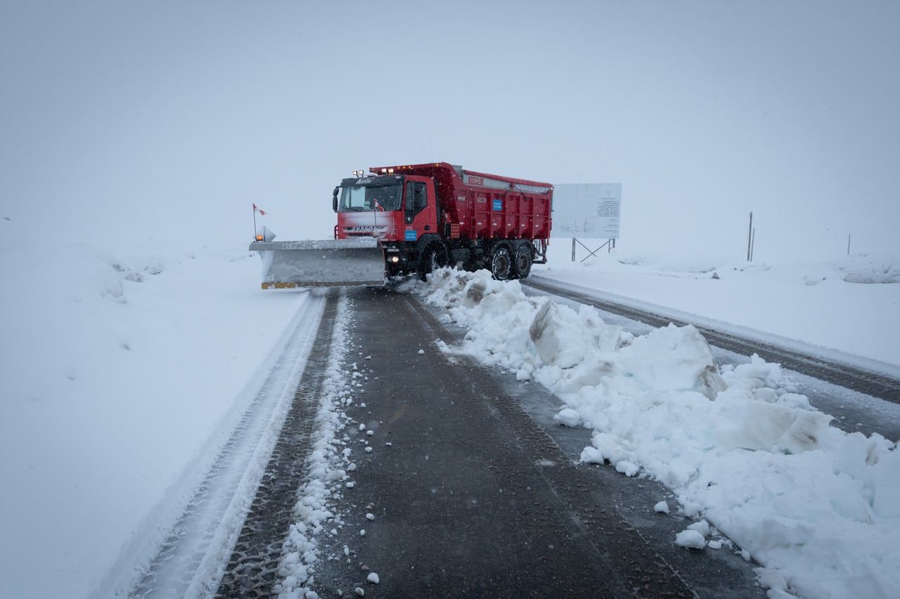 Paso Pehuenche, Malargüe 
Camion esparcidor de sal con pala  

Foto: Ignacio Blanco / Los Andes
