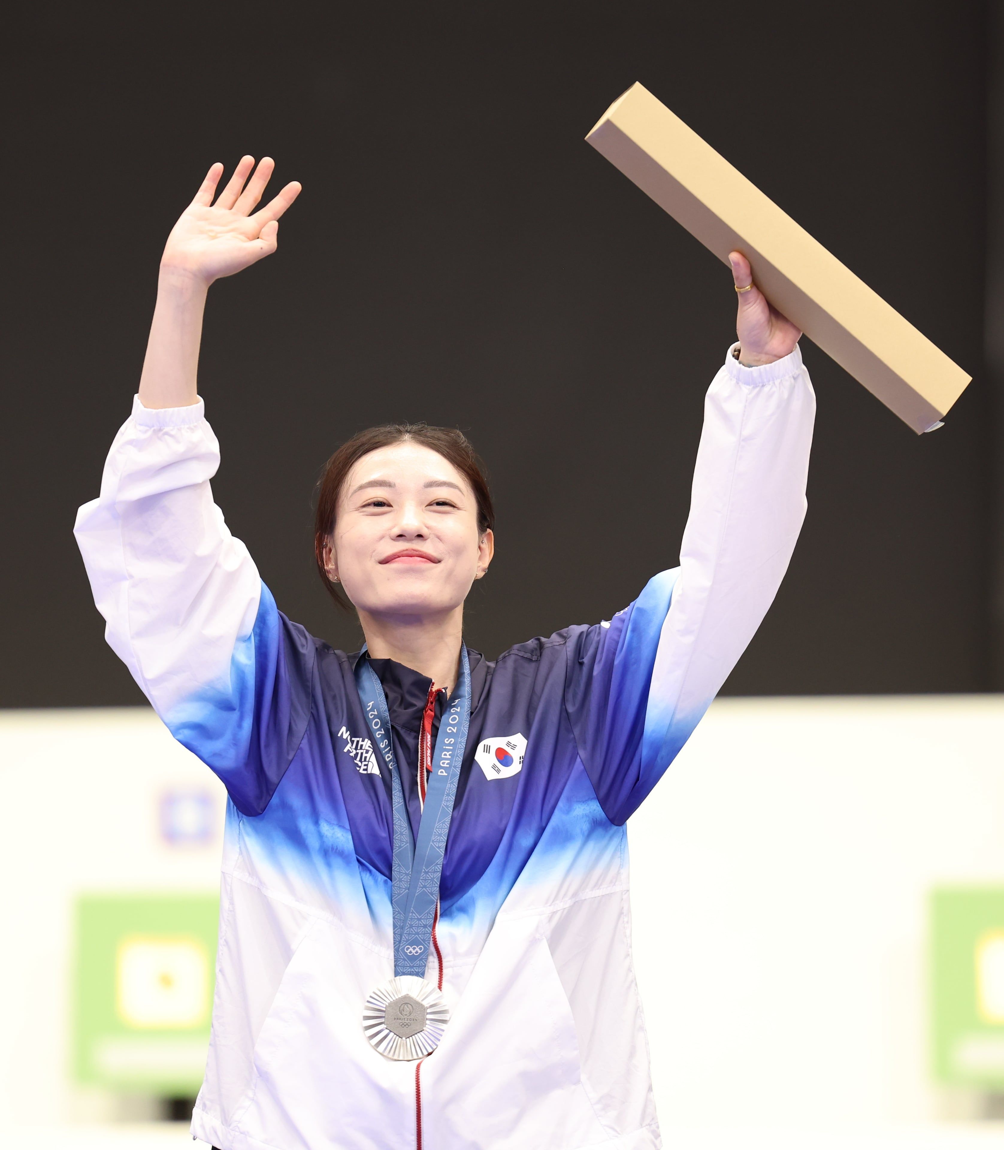 Chateauroux (France), 28/07/2024.- Silver medalist Yeji Kim of South Korea reacts during the medal ceremony for the 10m Air Pistol Women event of the Shooting competitions in the Paris 2024 Olympic Games at the Shooting centre in Chateauroux, France, 28 July 2024. (Francia, Corea del Sur) EFE/EPA/VASSIL DONEV