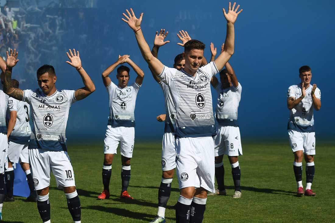 Futbol Primera Nacional, Independiente Rivadavia vs. Almirante Browm en el estadio Bautista Gragantini de Ciudad. Foto: Jose Gutierrez